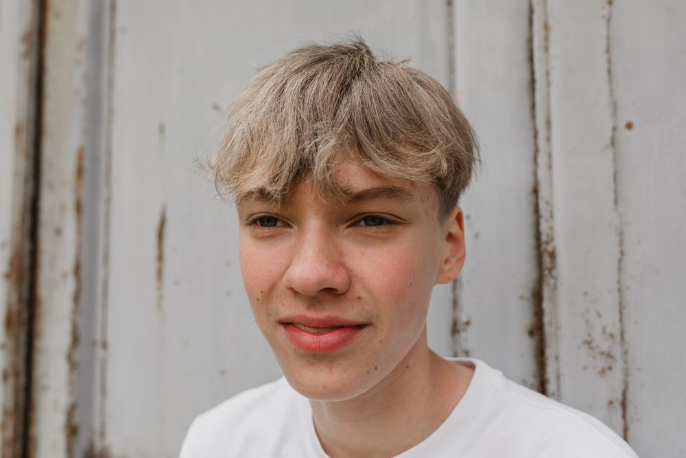 Portret van de jongste zoon tijdens een gezinsshoot op het Hembrugterrein