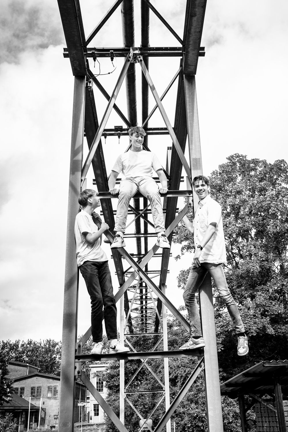 Freerunners klimmen in hoge masten tijdens een fotoshoot