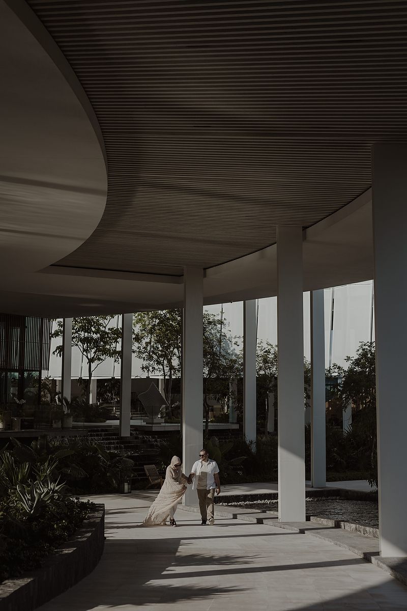 Pregnancy photoshoot in Riviera Maya with elegant editorial style.