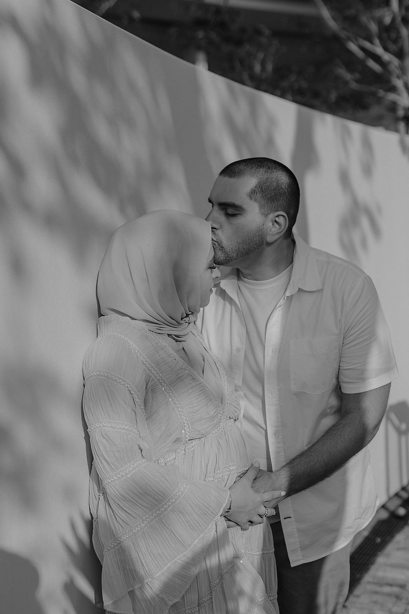 Editorial pregnancy portraits highlighting elegant maternity style.