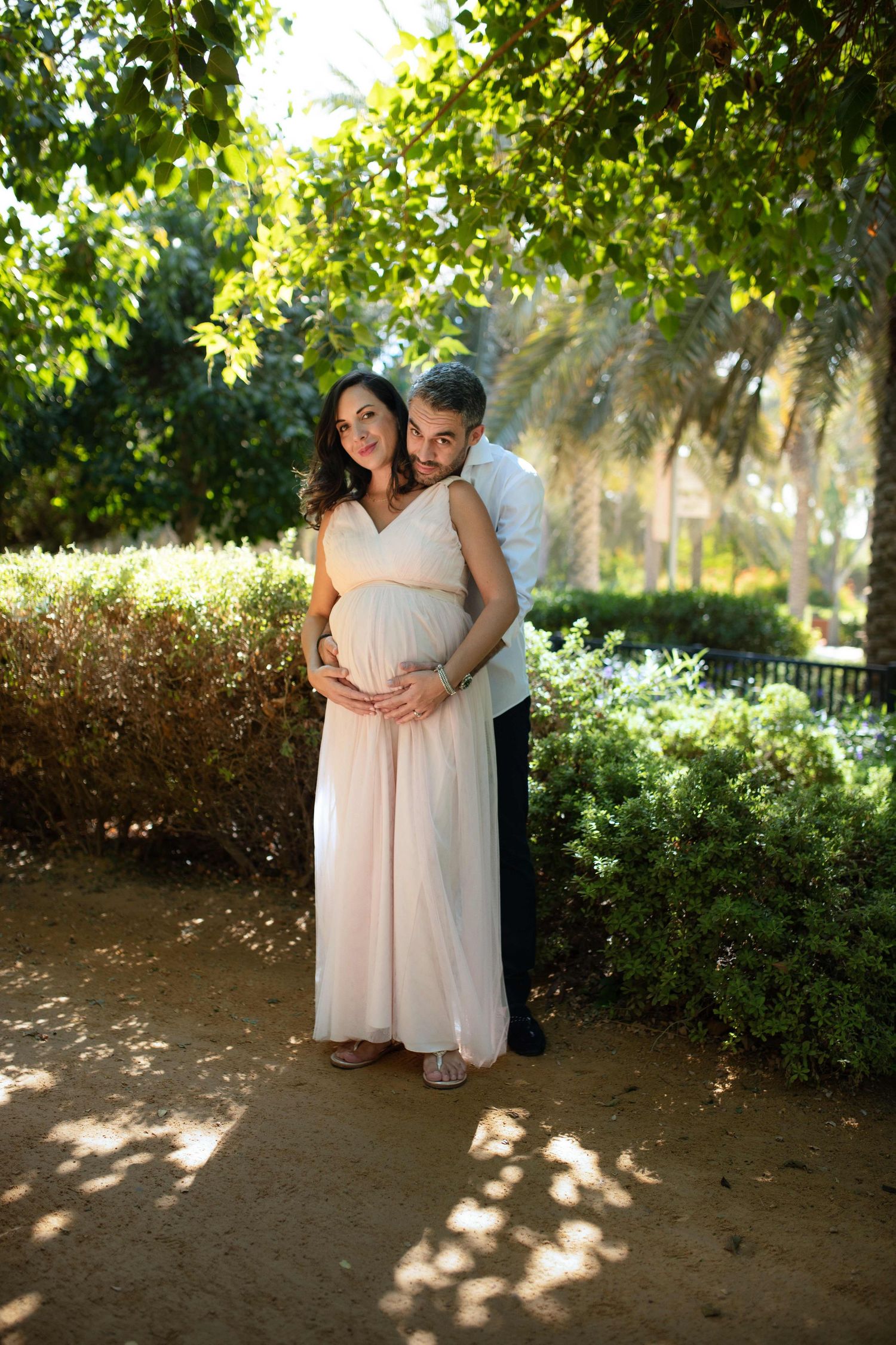 at home photoshoot in abu dhabi clinet closet options cream dress maternity