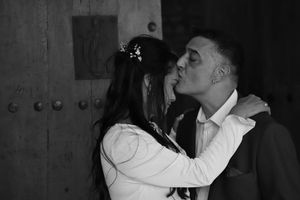 Retrato íntimo de los novios mirándose con emoción, Vitoria