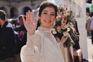 La novia está sonriendo y saludando, fotógrafo boda Vitoria