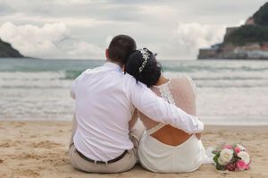 Pareja en la playa Donostia, San Sebastian, sesión de fotos en España
