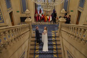 Novios subiendo en ayuntamiento de Vitoria-Gasteiz, fotógrafa boda