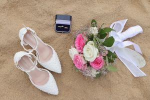ramo y anillos de los novios en la playa de Donostia, Bilbao, Pais Vasco. Fotógrafo de boda en Euskadi
