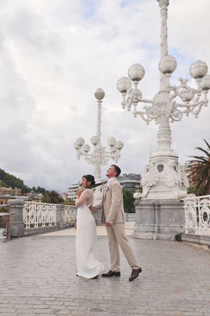 novios en paseo maritimo en donostia, san sebastian, sesion de fotos de boda
