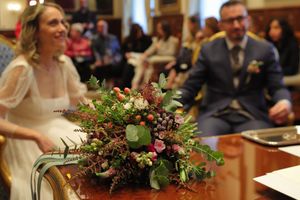 novios durante la ceremonia en el Ayuntamiento de Vitoria, fotógrafo de boda en Vitoria-Gasteiz,