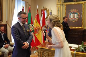 Novios en la ceremonia en Ayuntamiento de Vitoria-Gasteiz, fotógrafa boda en Vitoria, España
