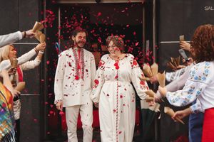 novios después de la cerenomis saliendo de ayundamiento, Vitoria, Fotógrafo boda