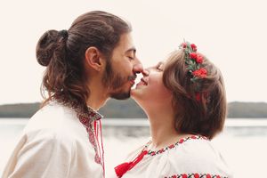 Retrato cercano de la pareja con fondo desenfocado en naturaleza