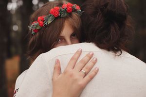 Retrato cercano de la pareja con fondo desenfocado, fotógrafia de boda en Vitoria