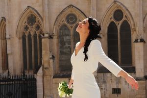 Novia está feliz bailando en el fondo de Catedral de Burgos, fotógrafo Burgos