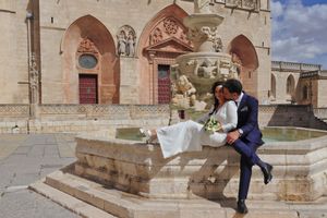 Pareja sentada junto a fuente histórica frente a Catedral de Burgos, fotógrafo boda en Burgos