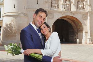 Retrato cercano de la pareja con fondo desenfocado, fotógrafo Burgos