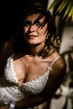 Close-up portret van een bruid in warme zonnestralen, fotografie door Bart Boodts Photography uit Hemiksem.
