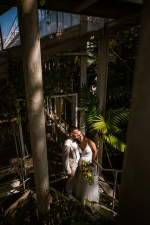 Romantisch huwelijksportret in een groene serre, reportage door Bart Boodts Photography uit Hemiksem.