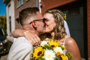 Huwelijksfotograaf Bart Boodts legt teder kussend bruidspaar vast in Niel, vol liefde, zonlicht en elegantie.
