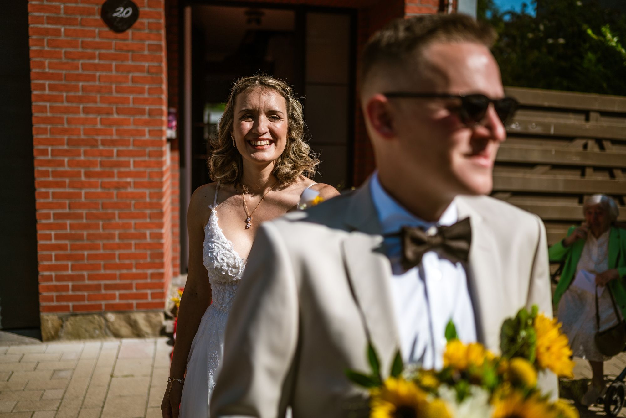 Trouwfotograaf in Niel. Intiem first look moment vastgelegd door Bart Boodts, met elegantie en verfijnd lichtgebruik.