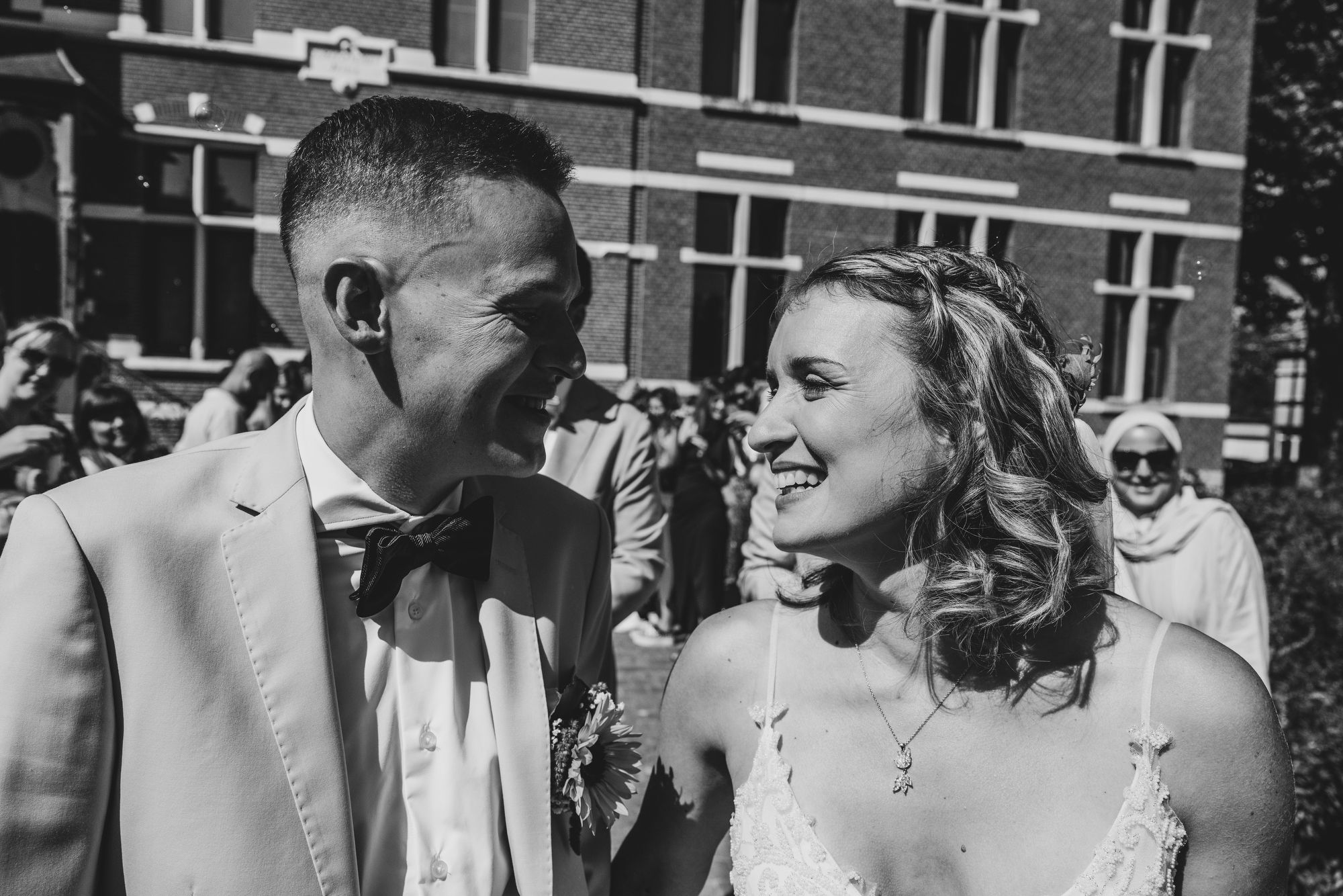 Trouwfotograaf Bart Boodts legt spontane en elegante momenten vast van een huwelijk in het hart van Niel.