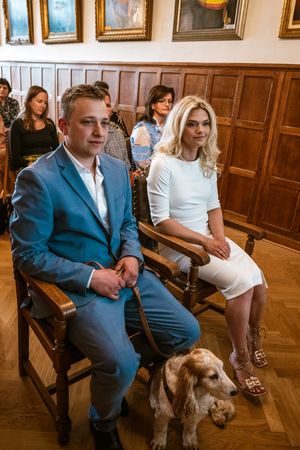 Huwelijksfotografie in Niel met koppel en hond tijdens burgerlijke ceremonie, reportage door Bart Boodts Photography.