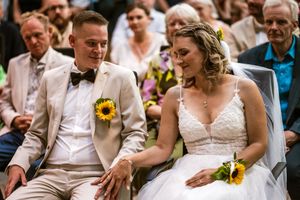 Trouwfotograaf Bart Boodts legt een intiem moment vast tijdens de ceremonie van een elegant bruidspaar in Niel.