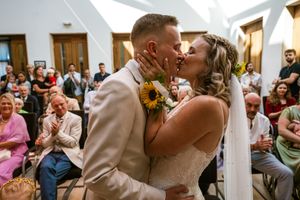 Trouwfotograaf Bart Boodts fotografeert een elegant bruidspaar tijdens hun eerste kus in het gemeentehuis van Niel.