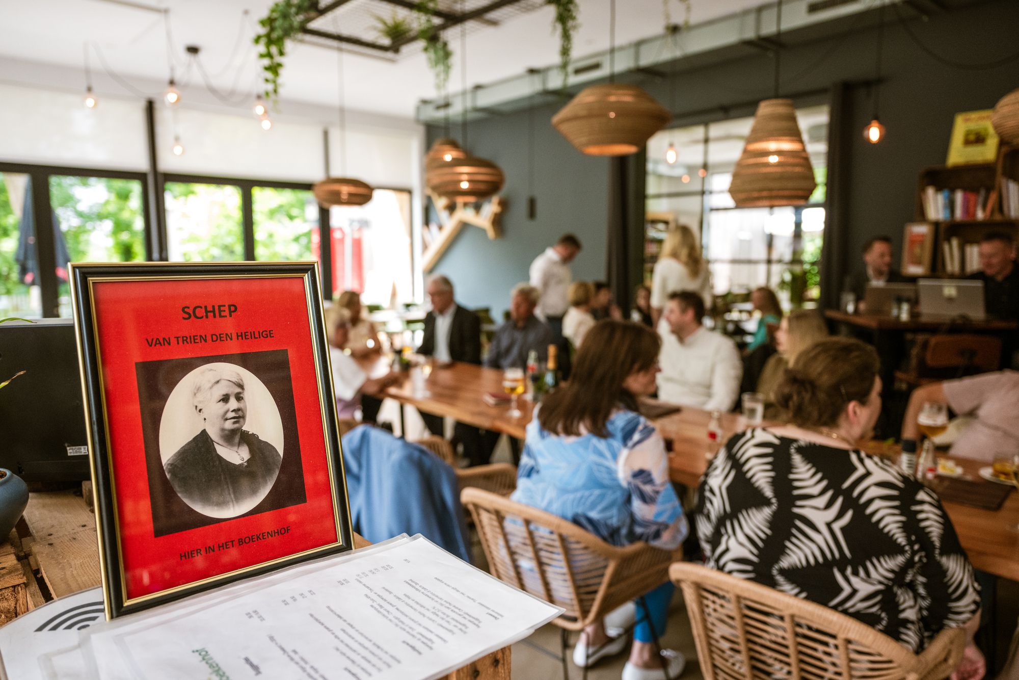 Trouwfotograaf in Niel bij Het Boekenhof. Authentieke reportage van een sfeervol huwelijksmoment in de Rupelstreek.