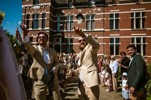 Trouwfotograaf Bart Boodts legt het feestelijke moment vast bij het verlaten van het gemeentehuis in Niel.