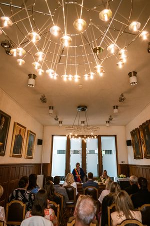 Gemeentehuis Niel tijdens een stijlvolle huwelijksplechtigheid, reportage door Bart Boodts Photography.