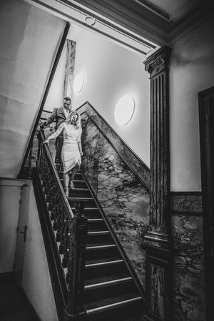 Huwelijksfotograaf Niel legt het koppel vast op de trap van het gemeentehuis, reportage door Bart Boodts Photography.