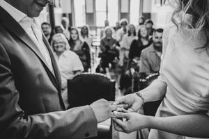 Uitwisseling van trouwringen tijdens burgerlijk huwelijk in Niel, reportage door huwelijksfotograaf Bart Boodts.