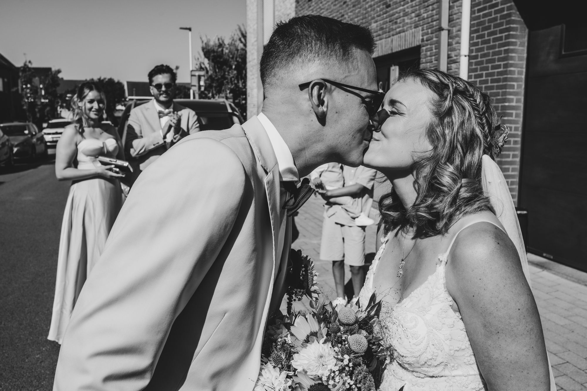 Trouwfotograaf in Niel. Tijdloze zwart-wit reportage van een elegante eerste kus door Bart Boodts Photography.