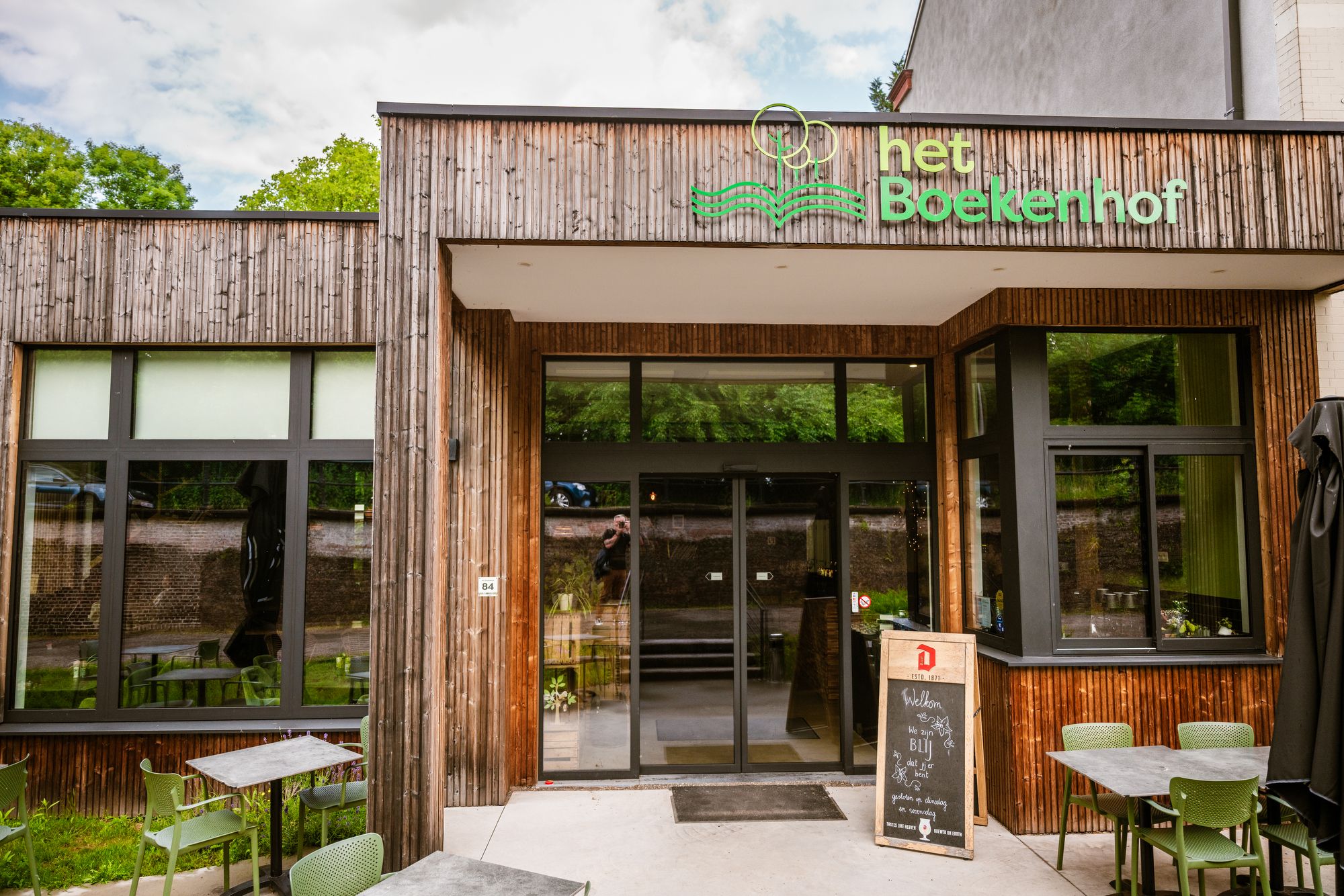 Huwelijksfotograaf Bart Boodts legt stijlvolle momenten vast bij Het Boekenhof in Niel, met oog voor klasse en emotie.