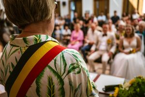 Trouwfotograaf Bart Boodts legt burgerlijk huwelijk vast in gemeentehuis van Niel met stijl en authenticiteit.