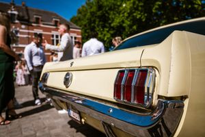 Luxe huwelijksreportage met klassieke auto in Niel, vastgelegd door trouwfotograaf Bart Boodts uit de Rupelstreek.