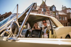 Trouwfotograaf Bart Boodts legt stijlvolle momenten vast van een luxueus huwelijk in Niel met klassieke trouwauto.