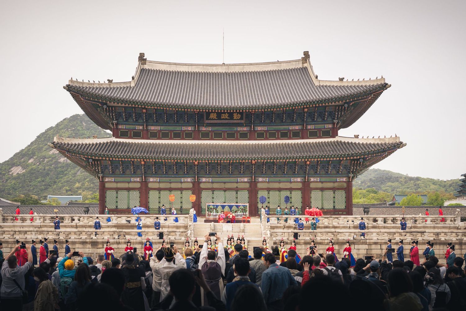 Panoramic view of Gyeongbokgung Palace's grand architecture in Seoul.