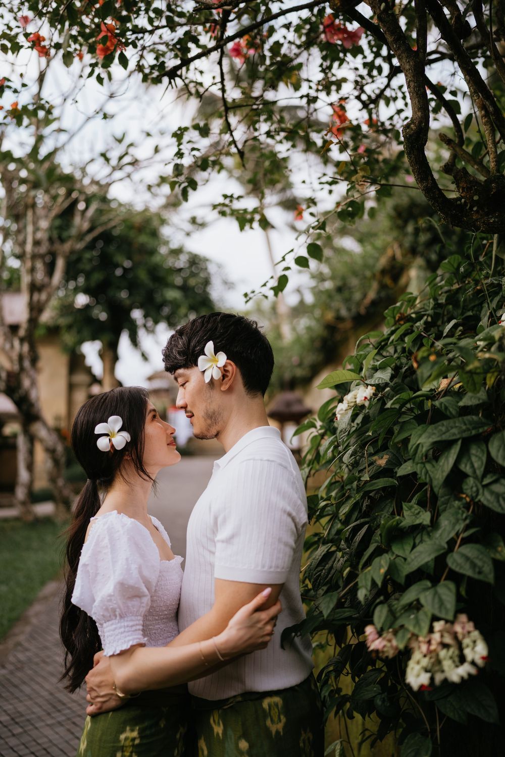 A romantic moment captured among blooming flowers and lush garden foliage.