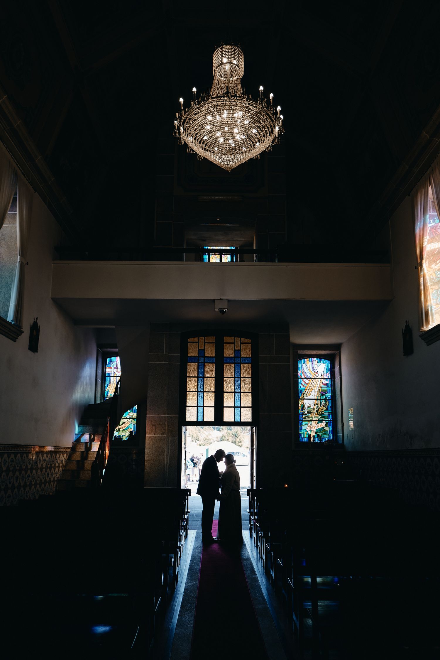 Silueta de noivos a porta da igreja
