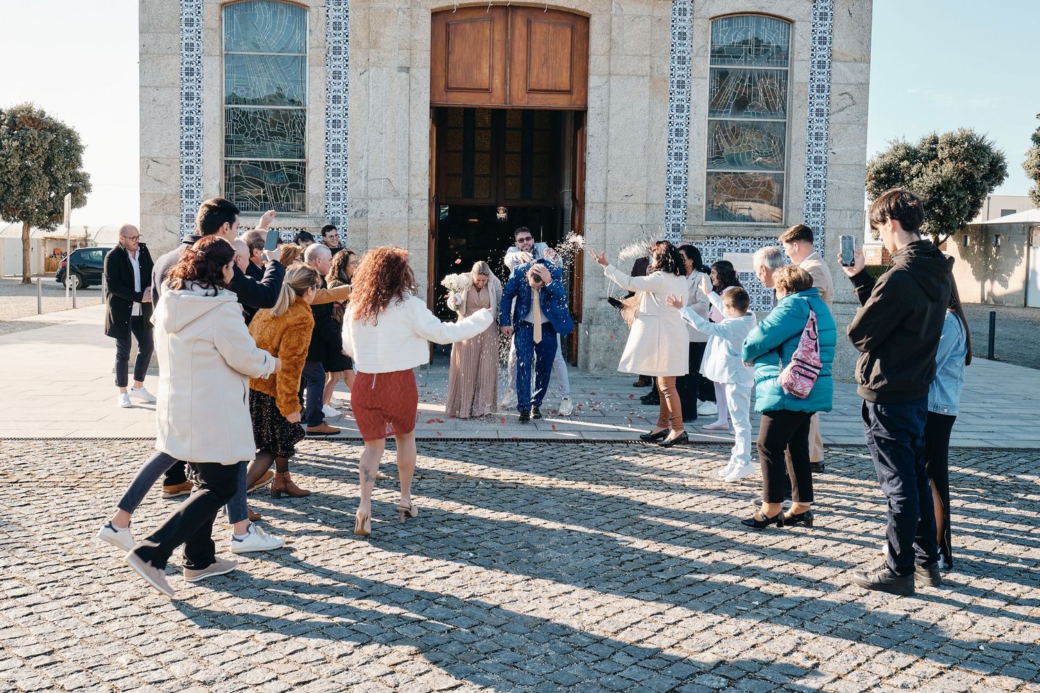 noivos a sair da igreja, e a levar com arroz