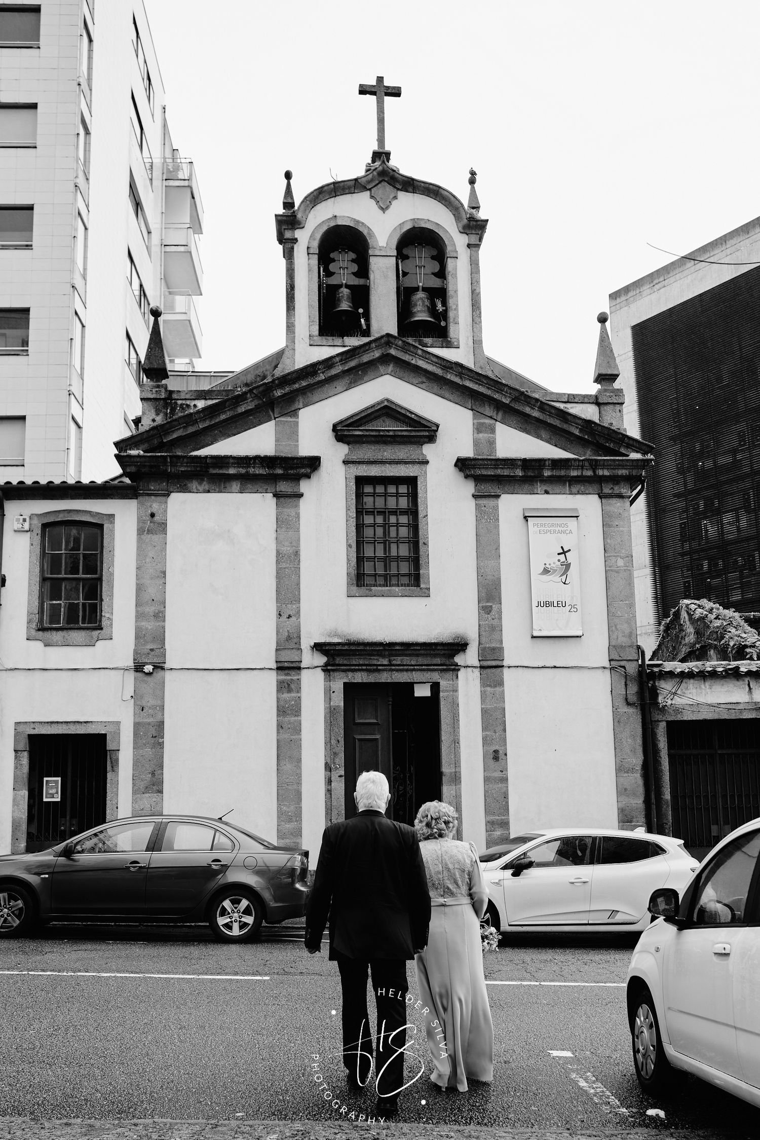 Noivos a caminhar para a Igreja