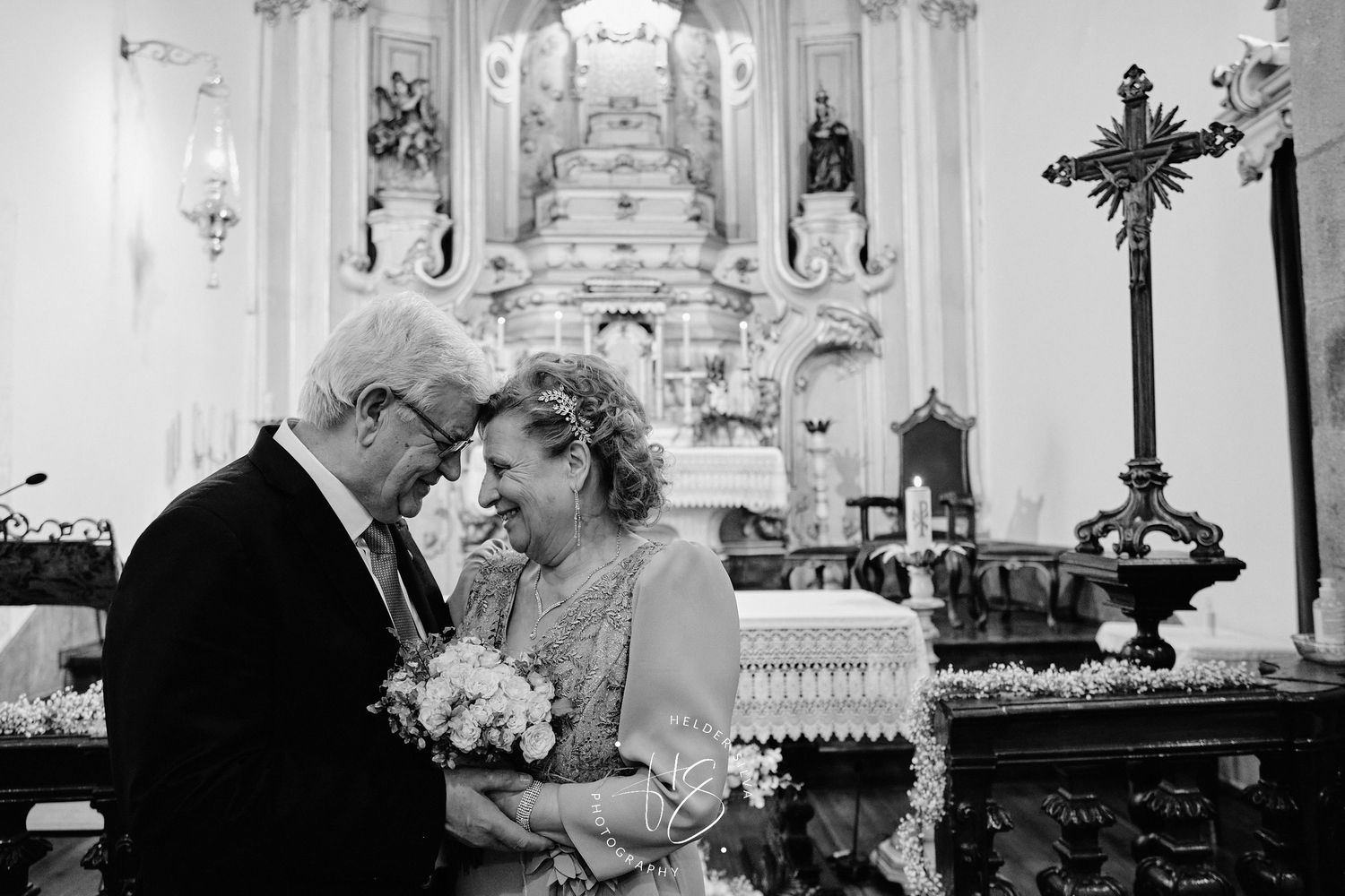 noiva e noiva a olhar um para o outro no altar