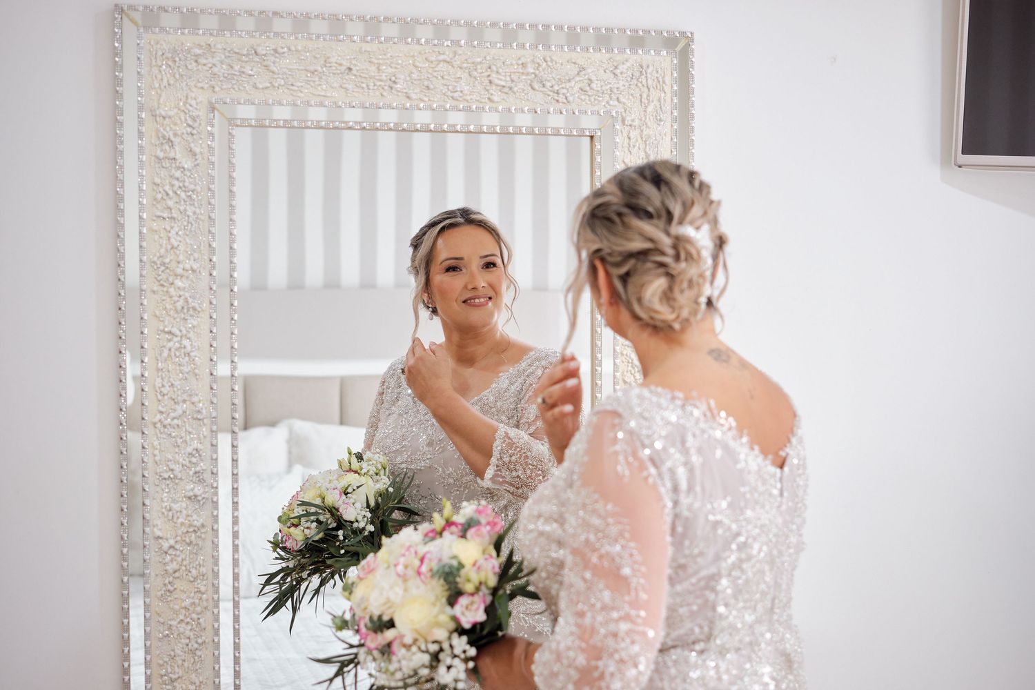 Noiva de bodas de prata a prepara-se ao espelho