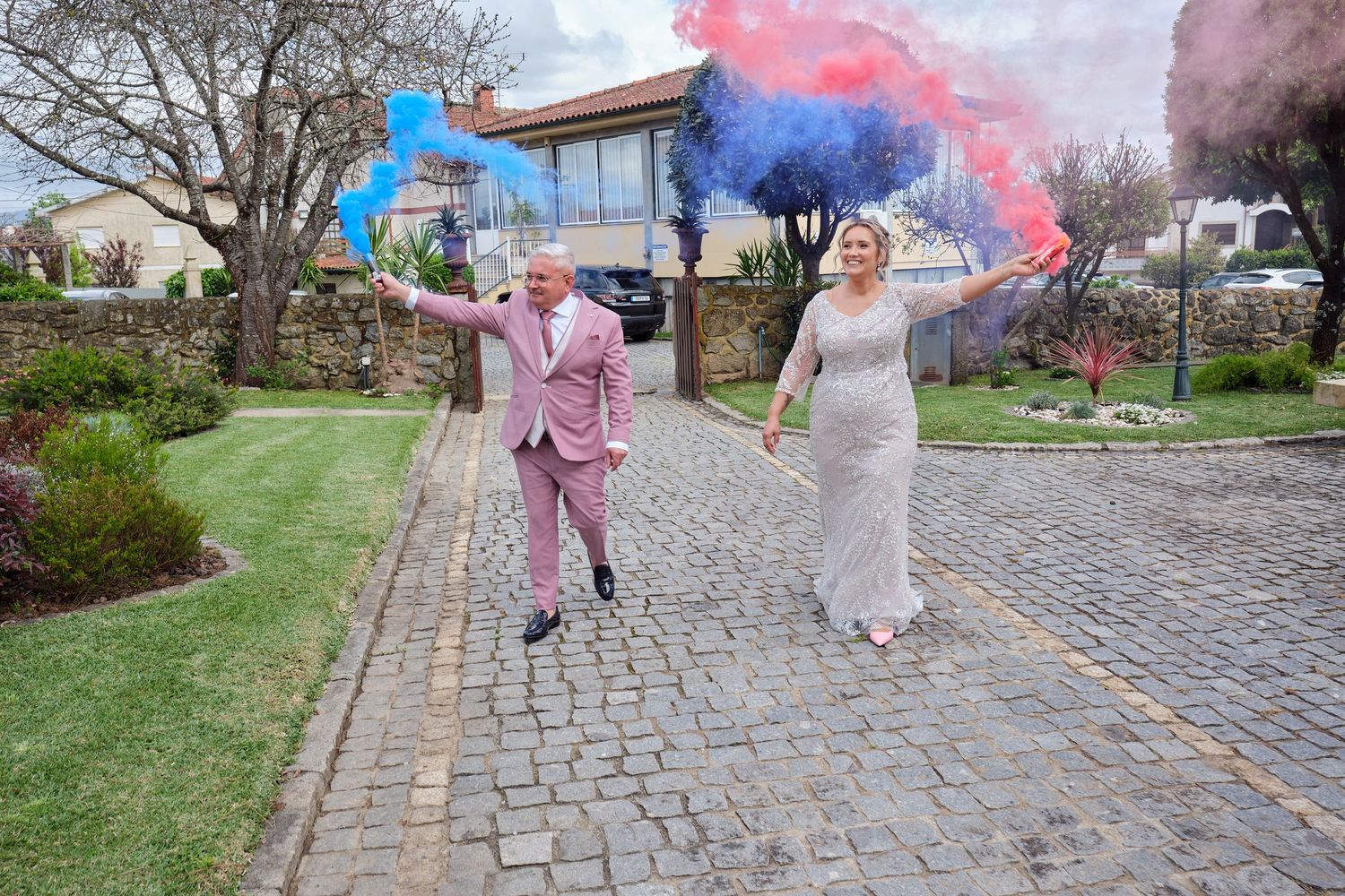 Noivos de 25 anos de casamento, com tochas de fumo