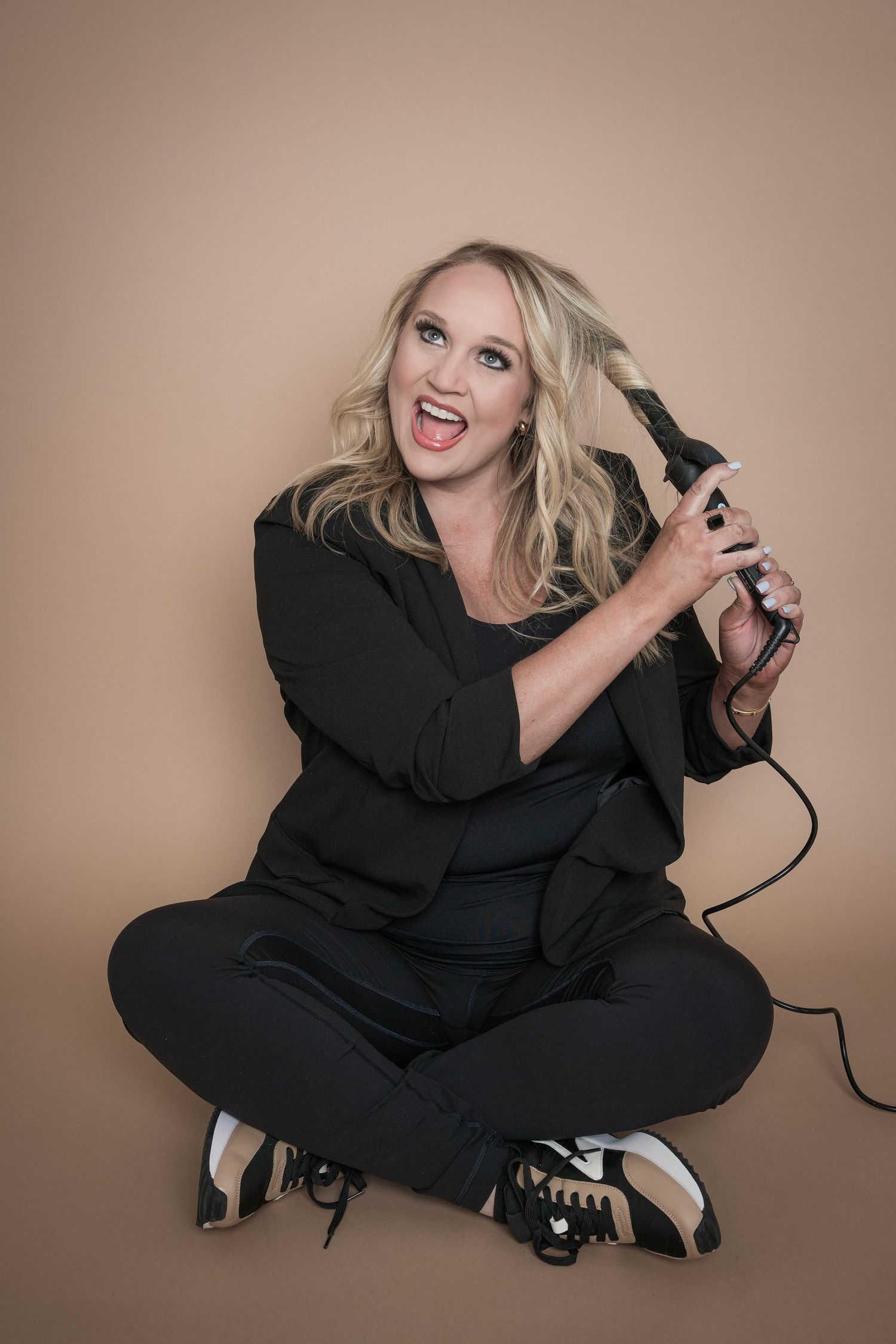 Personal branding photo of a hair stylist from Knoxville posing with curling iron taken by professional photographer near Jefferson City TN