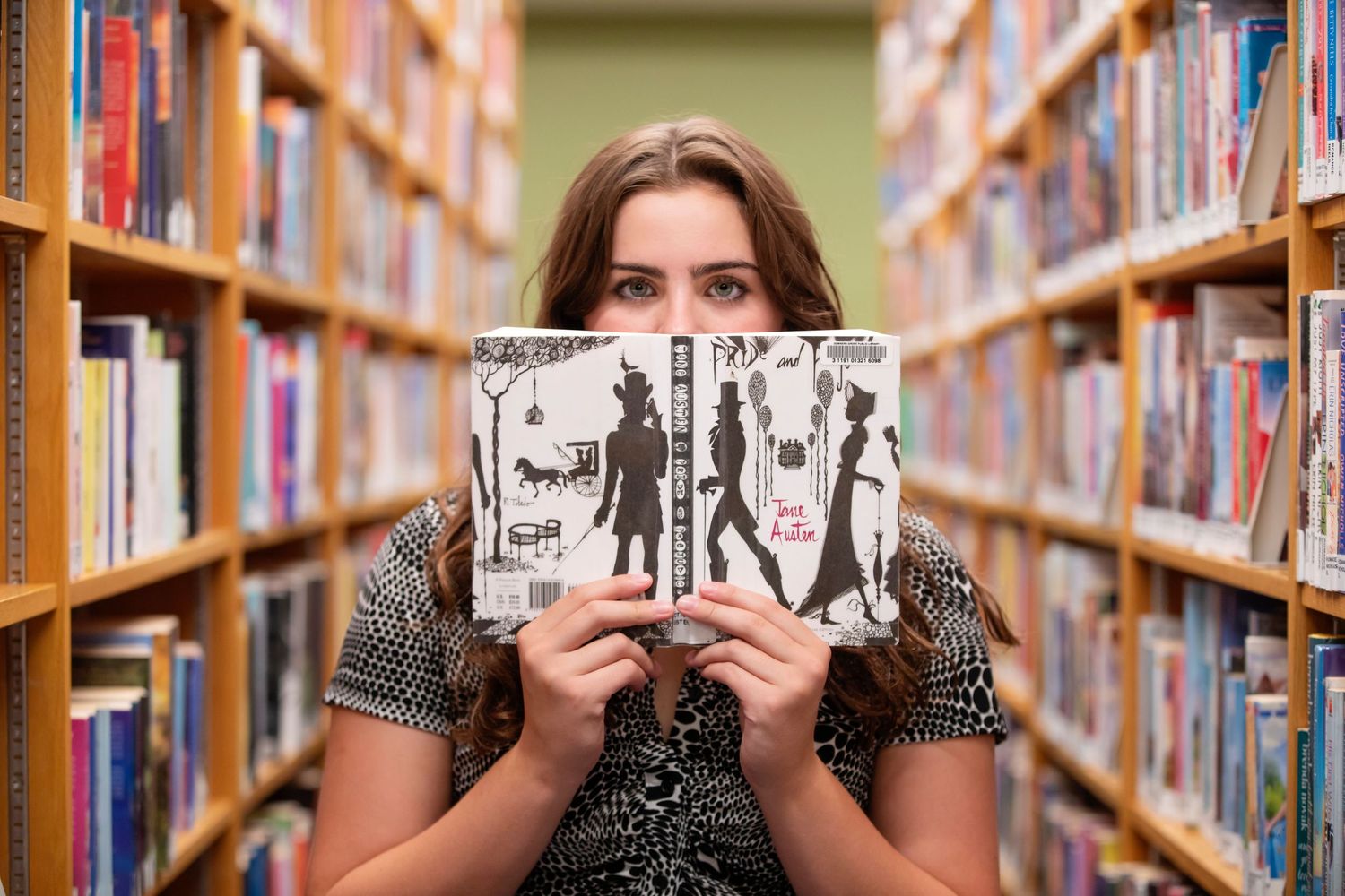 Downers Grove Hinsdale Oak Brook Wheaton Naperville Outdoor Custom Senior Photography by Julie Chen Photography portrait of girl in library