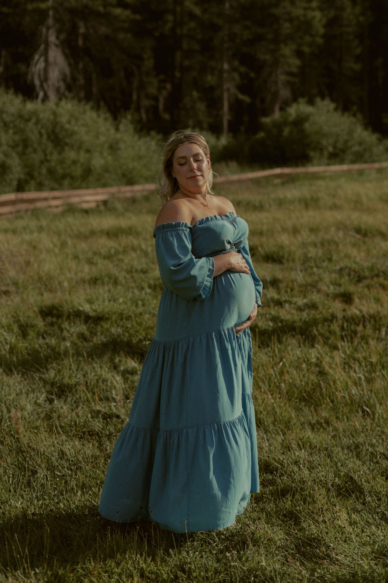 Maternity photo's in a Tahoe meadow during golden hour