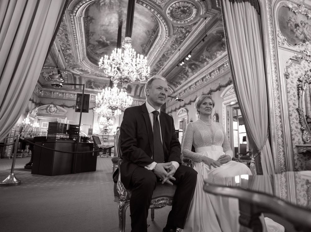 Romantisches Hochzeitspaar im Standesamt – moderne Hochzeitsfotografie in Baden-Württemberg.