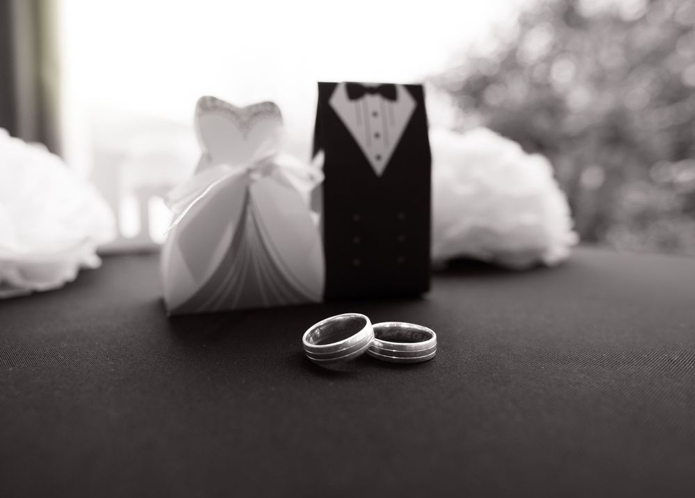 Makrofoto der Hochzeitsringe – stilvolle Detailaufnahme für zeitlose Hochzeitsmomente.